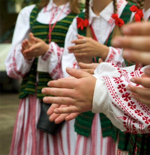 A kézműves utcában a Fügedi Márta Népművészeti Egyesület kézműves bemutatóin ismerhetjük meg a kosárfonás, a szövés a korongozás, a bőrmívesség, vagy a kovácsolás mesterfogásait.  - XV. Borsodi Fonó Nemzetközi Folklórfesztivál